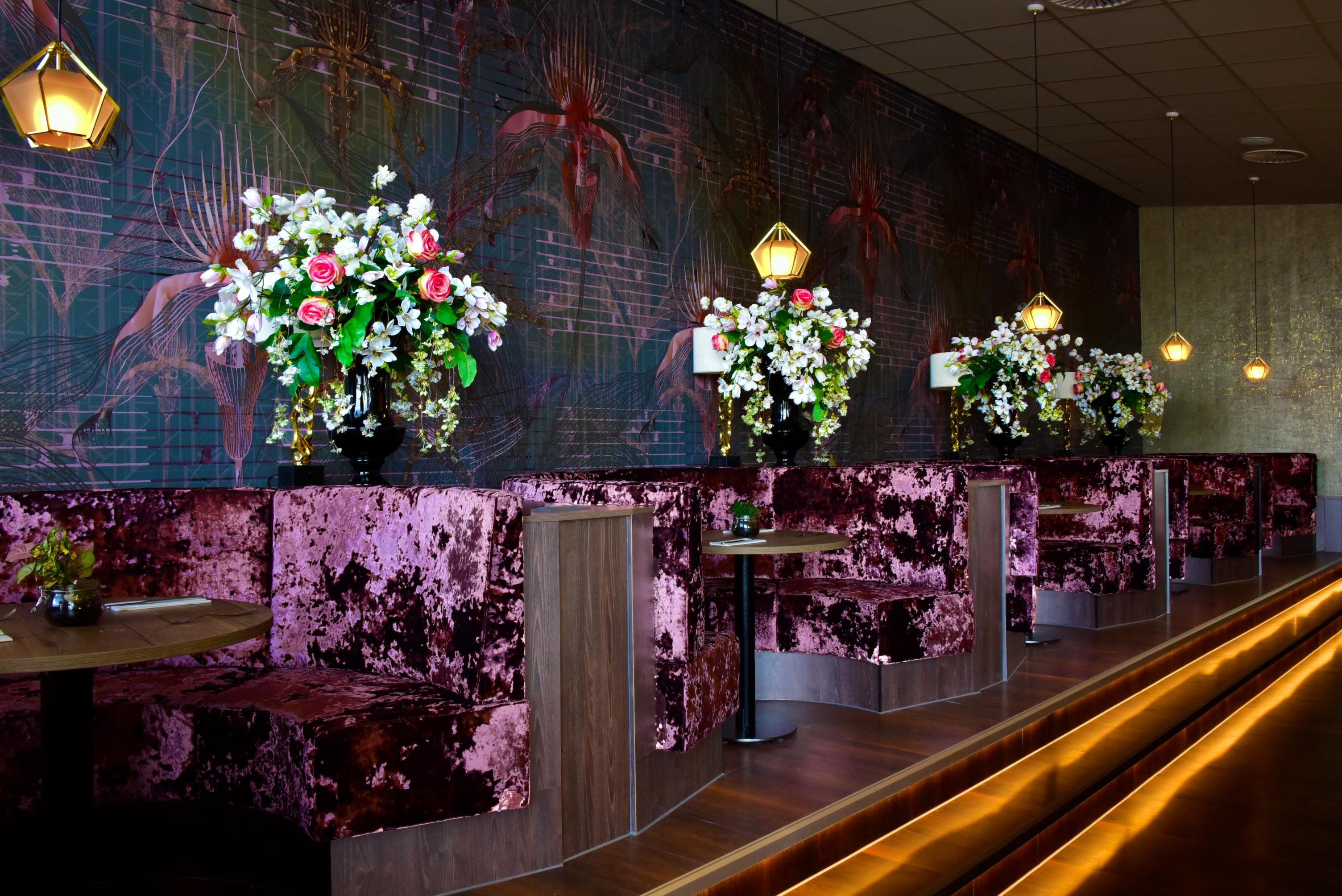 Riva Hotel lounge met velours zithoeken